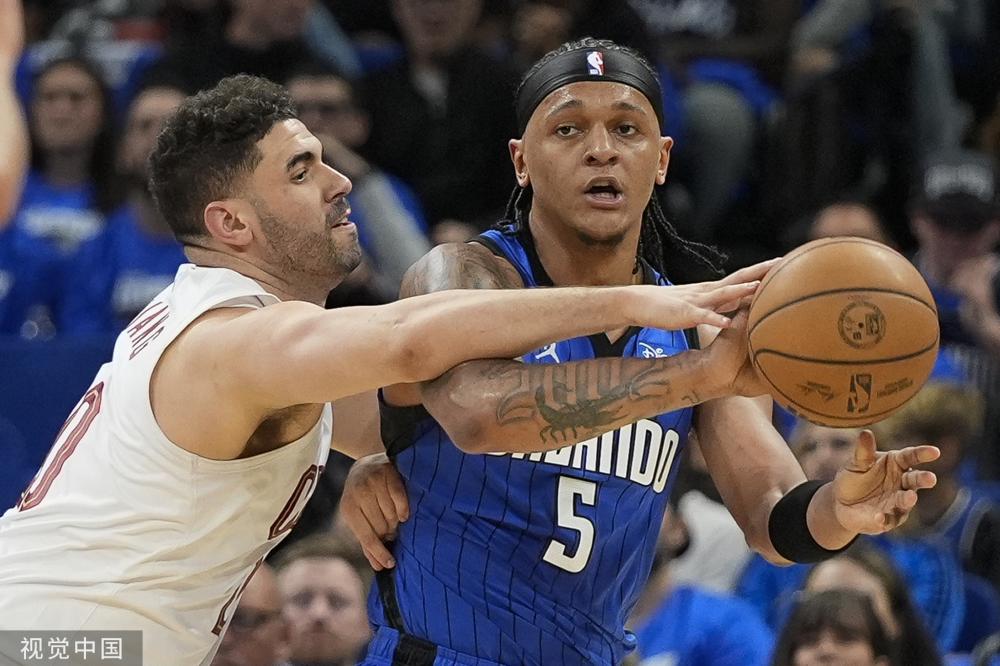 [高尔夫]凤凰城公开赛克拉克64杆领先 托马斯T4舍夫勒T27.