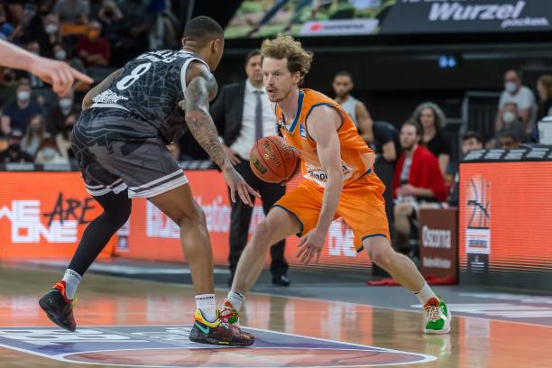 战略背后的 战略背后的